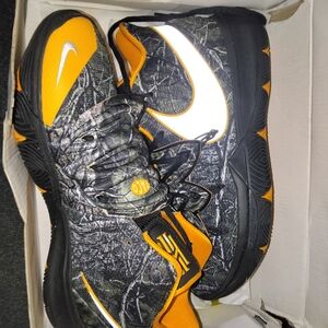Nike Men's Black and Orange Basketball Shoes